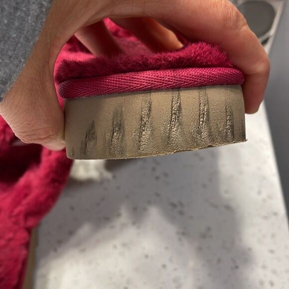 Koolaburra Ugg woman’s raspberry fuzzy sandals - Picture 5 of 14